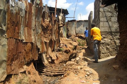 Calle de Kibera con una zanja para aguas residuales.