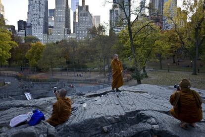 Un monje posa para una foto tomada por otro monje, en Central Park, en Nueva York (EE UU).