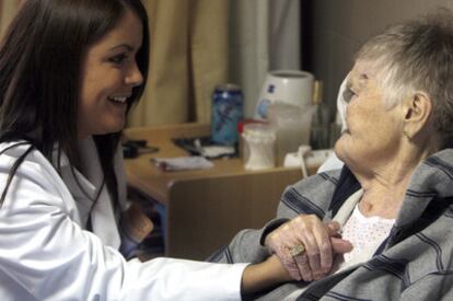 Paquita Ortigosa habla con la psicóloga Belén Díaz-Albo en el Hospital San Camilo de Tres Cantos (Madrid).