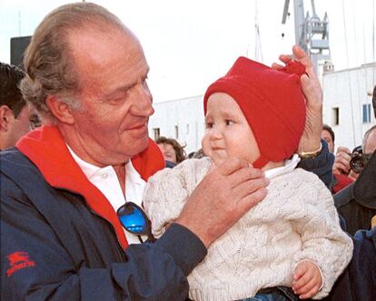 Don Juan Carlos mantiene un relación muy cercana con su nieto mayor, con quien hoy comparte muchas aficiones. Ambos son amantes de las corridas de toros.