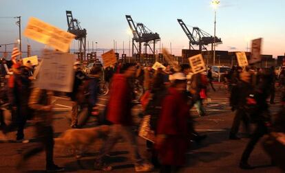 Un grupo de manifestantes se dirige al puerto de Oakland, en California.