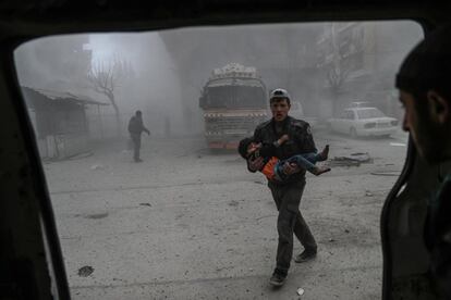 Un voluntario de los Cascos Blancos lleva a un ni?o herido en brazos hasta una ambulancia, el 22 de febrero, despus de los bombardeos en la rebelde Duma, Guta Oriental (Siria). 