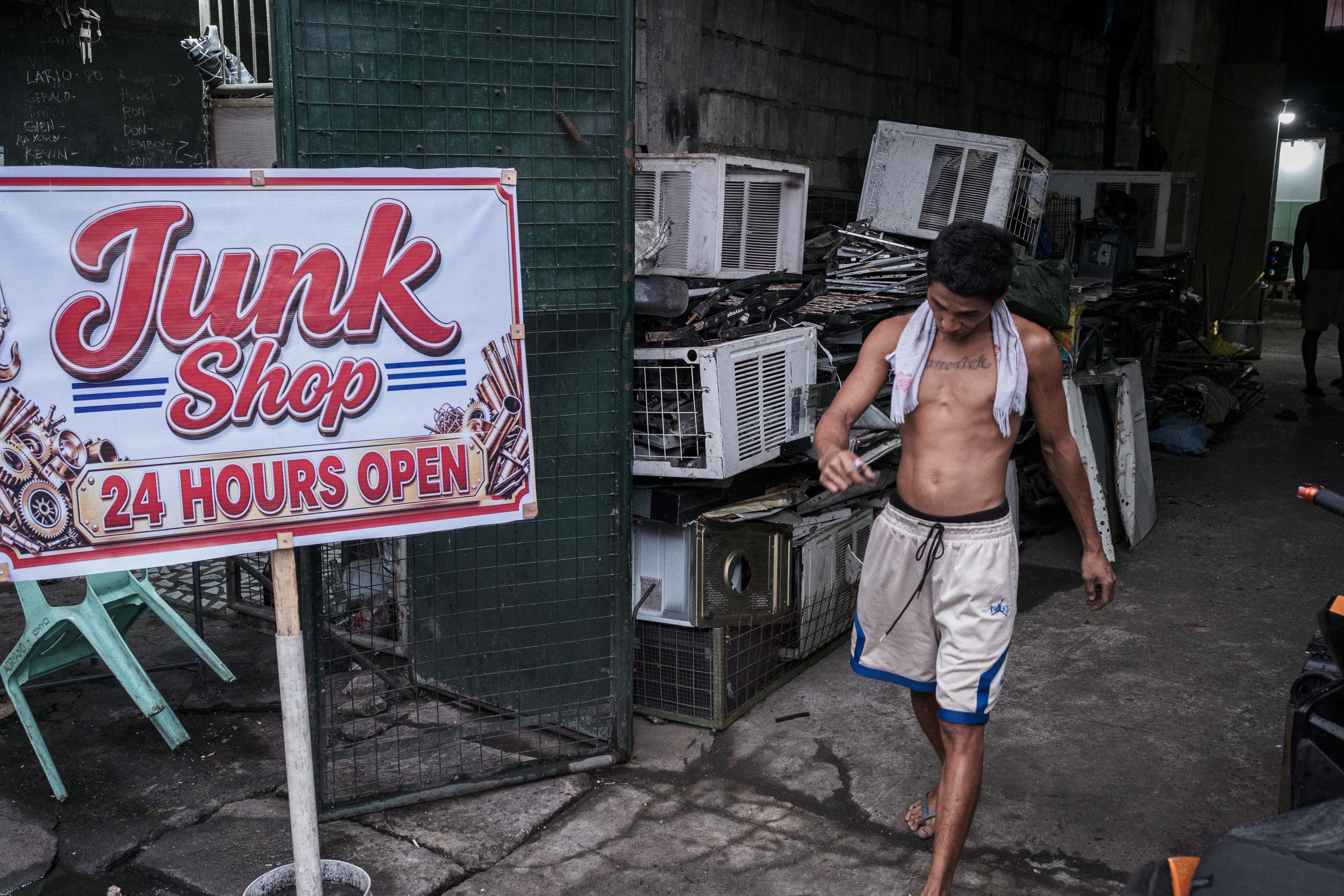 Una 'junkshop' (chatarrería) repleta de aparatos de aire acondicionado.
