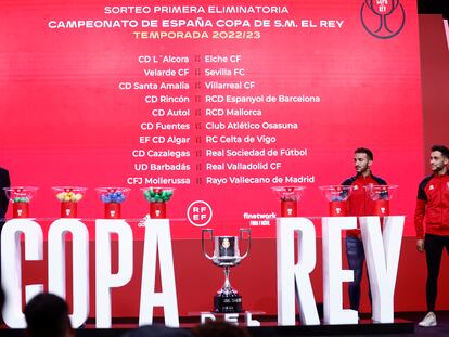 Un momento del sorteo de la primera eliminatoria de la Copa del Rey, que se disputará el fin de semana del 12 y 13 de noviembre bajo el formato de eliminatorias a partido único y con la participación de 16 equipos de LaLiga.