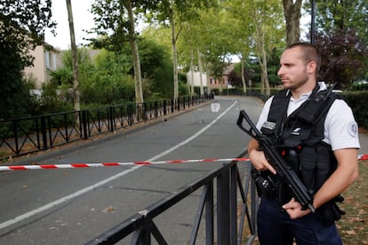 La policía francesa asegura la calle del ataque, en el suburbio parisino de Trappes.