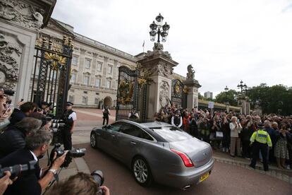 David Cameron arriba al palau de Buckingham per reunir-se amb la reina Isabel II.