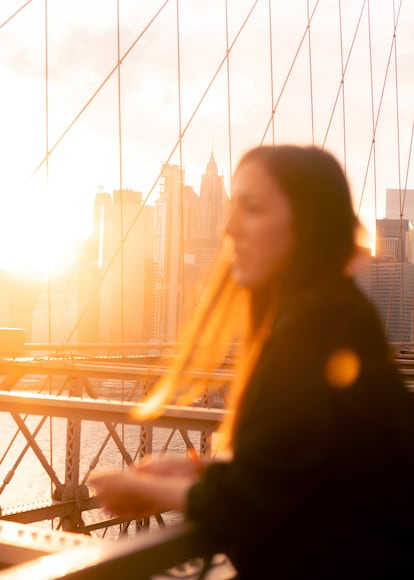 Elena Armas, en el puente de Brooklyn, en Nueva York.