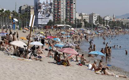 La ola de calor sigue azotando Cataluña, lo que unido a las vacaciones de agosto hacen que playas como la de la Barceloneta en Barcelona se llenen de turistas y foráneos, el 4 de agosto.