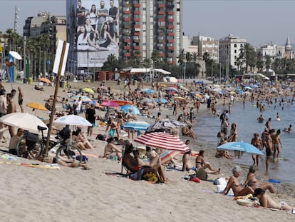 Veraneantes en la playa de la Barcelona en una imagen de archivo.