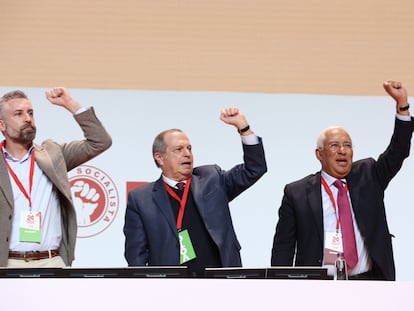 De izquierda a derecha, el nuevo secretario general, Pedro Nuno Santos, el presidente del partido, Carlos César, y el anterior líder, António Costa, este viernes en la inauguración del 24º congreso del Partido Socialista en Lisboa.