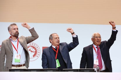 De izquierda a derecha, el nuevo secretario general, Pedro Nuno Santos, el presidente del partido, Carlos César, y el anterior líder, António Costa, este viernes en la inauguración del 24º congreso del Partido Socialista en Lisboa.