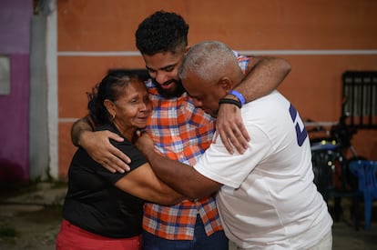 Ysqueibel Peñaloza es recibido por su abuela y padre, en Valencia, Venezuela.