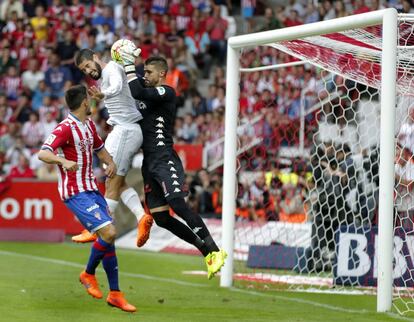 Iván Cuéllar atrapa el balón ante Isco