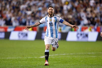 Lionel Messi celebra un gol con Argentina.