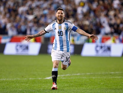 Lionel Messi celebra un gol con Argentina.