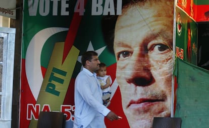 Carteles de Imran Khan, en un calle de Islamabad, Pakistan. 