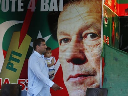 Carteles de Imran Khan, en un calle de Islamabad, Pakistan. 