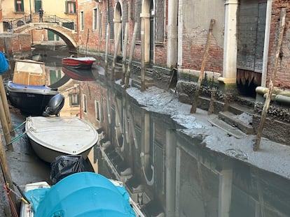 Botes atascados en un canal casi seca en la ciudad de Venecia, el lunes.