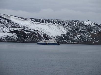 Un crucero turístico en Isla Decepción, en febrero de este año.