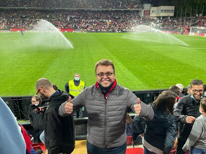 Arik, el aficionado neoyorkino del Rayo Vallecano, este lunes en el estadio del club.