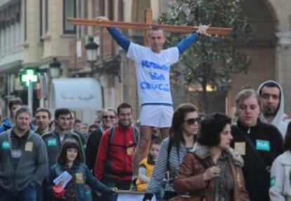 Un joven protesta en San Sebastián contra la reforma laboral