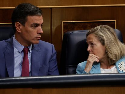El presidente del Gobierno, Pedro Sánchez, conversa con la vicepresidenta primera, Nadia Calviño, el pasado miércoles en el Congreso.