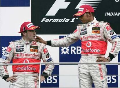 17 de julio. La imagen lo dice todo. Hamilton desde lo alto del podio tras ganar el Gran Premio de Indianápolis acaricia la cara de Alonso. El asturiano aguanta....