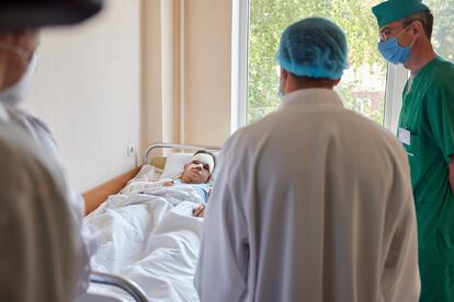 El presidente de Ucrania, Volodymyr Zelenskiy, segundo por la derecha, visita en el hospital al cadente que ha sobrevivido al accidente del avión militar AN-26.