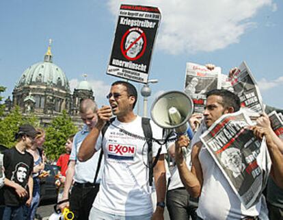 Un aspecto de la manifestación contra Bush que recorrió ayer las calles de Berlín. Al fondo, la catedral berlinesa.