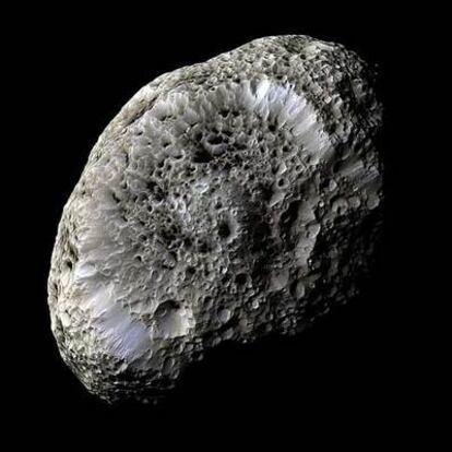 La luna de Saturno Hiperión, fotografiada por la nave <i>Cassini</i>.