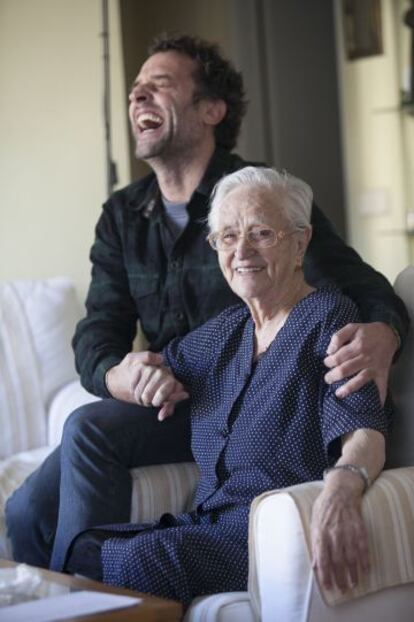 Antonia Guzmán en su casa con su nieto Daniel Guzmán.