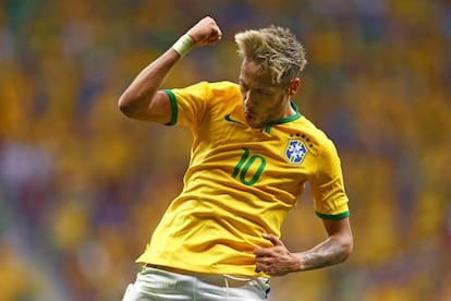 Neymar comemora o segundo gol.