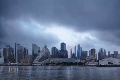 Vista de la torre de Siza en el 'skyline' de Manhattan (Nueva York, EE.UU.). |