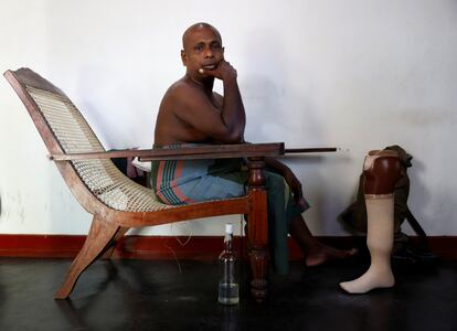 El soldado retirado Saman Priyantha, de 51 años, posa con su prótesis. En 1989 se alistó en el ejército de Sri Lanka y en 1992 perdió la pierna a causa de una mina terrestre. Recibe una pensión de unas 45.000 rupias (124 euros), que no es suficiente para mantener a su familia de cinco miembros.