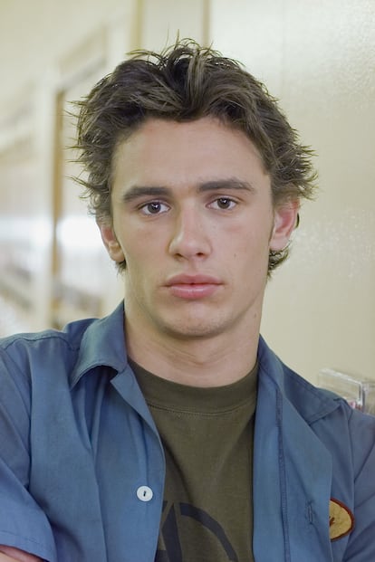 JAMES FRANCO – Cuando hablamos de series de culto, 'Freaks and geeks' suele ocupar el primer lugar, también si la conversación se centra en series injustamente canceladas o en grandes errores de la NBC. La ficción de sobre una pandilla de estudiantes del Instituto McKinley producida por Judd Apatow reunió a un grupo de adolescentes entre los que se encontraban Jason Segel, Linda Cardellini y James Franco (California, 46 años) que interpretaba al rebelde e inadaptado Daniel Desario, uno de los “freaks” del título. Y como “rebelde e inadaptado” son las palabras que más hacen palpitar los corazones juveniles fue el que, a pesar de la corta duración de la serie, se mantuvo en la retina de los espectadores. En la imagen, James Franco en 1999.