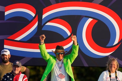 Un asistente al mitin de Donald Trump, ante el logo del 250 aniversario, este jueves, en Des Moines (Iowa).
