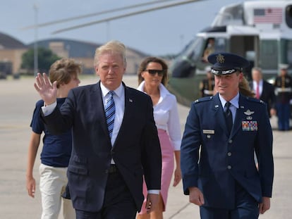 El presidente Donald Trump, su esposa, Melania, y su hijo Barron con uno de los pilotos del Ar Force One.