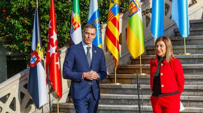 El presidente del Gobierno, Pedro Sánchez, junto a  la presidenta de Cantabria, María José Sáenz de Buruaga, durante su intervención ante los medios.