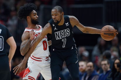 Kevin Durant, derecha, trata de zafarse de Coby White (Chicago Bulls).