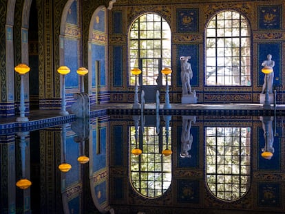 Hay muchísimas mansiones en Estados Unidos, pero la más famosa es una tan opulenta que no es una mansión, sino un castillo: el de William Randolph Hearst. En la imagen, su increíble piscina interior en 2014.