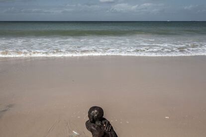 Un hombre se asea en la playa de Bargny el 15 de agosto de 2020. La erosión costera es otro problema. Bargny ha sufrido un enorme daño desde los años ochenta, pues el mar ya se ha comido metros y metros de costa y cada vez lo hace más rápido, dicen los habitantes.