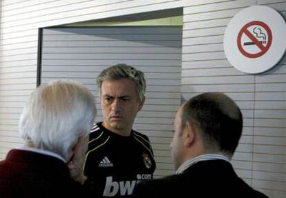 José Mourinho abandona la sala de prensa de Valdebebas tras la comparecencia ante los medios.