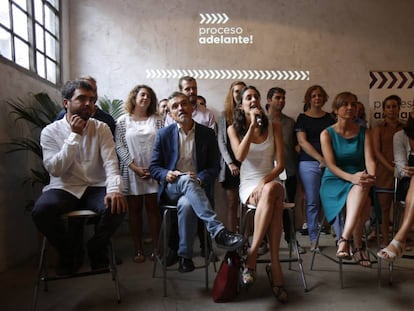 Rita Maestre, entre Hugo Mart&iacute;nez Abarca, Jos&eacute; Manuel L&oacute;pez, Tania S&aacute;nchez y Clara Serra.