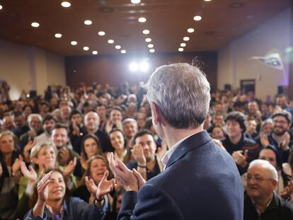 El presidente de Galicia y candidato a la reelección por el PP, Alfonso Rueda, saluda a los militantes tras ganar las elecciones gallegas, este domingo en Santiago.