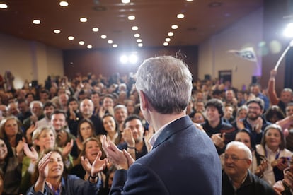 El presidente de Galicia y candidato a la reelección por el PP, Alfonso Rueda, saluda a los militantes tras ganar las elecciones gallegas, este domingo en Santiago.