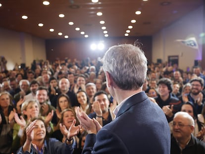 El presidente de Galicia y candidato a la reelección por el PP, Alfonso Rueda, saluda a los militantes tras ganar las elecciones gallegas, este domingo en Santiago.