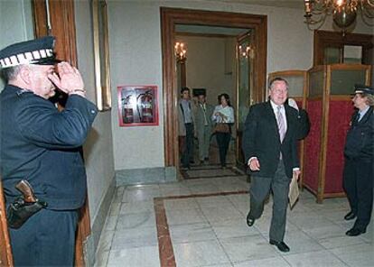 El alcalde, José María Álvarez del Manzano, a su llegada al Patio de Cristales del Ayuntamiento, antes de celbrarse el pleno municipal.