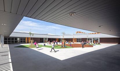 Interior del patio de recreo de la Escuela de Arcosur (Zaragoza), proyectada por Magén Arquitectos.