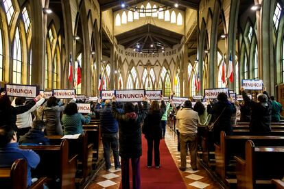 Protesta en la catedral de Osorno, en Chile, contra el obispo de esa ciudad, el 18 de septiembre de 2017.