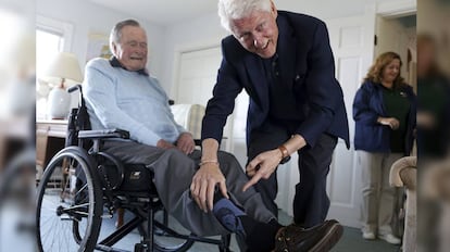 Los expresidentes George HW Bush y Bill Clinton.